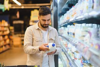 Otestovali jsme mléka z českých supermarketů. Značka nehraje roli, Češi stále kupují to nejhorší - Médium.cz